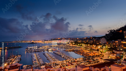 Atardecer, crepúsculo y hora azul: Vista panorámica de la ciudad de Blanes y su puerto deportivo en primer plano, Costa Brava , Girona en España