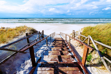 Fototapete Abstieg zum Strand Strandeingang Bialogora an der polnischen Küste  © bubutu