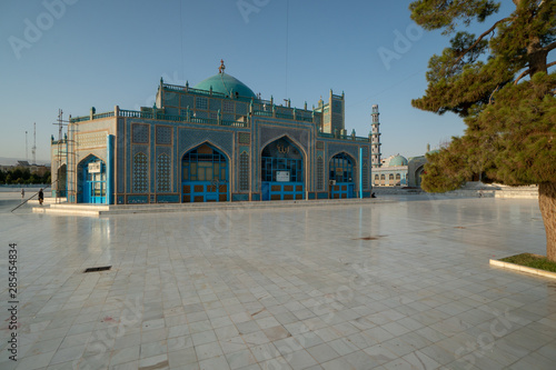 Cuadro en lienzo Blue Mosque in Mazar-e Sharif, Afghanistan (Shrine of Hazrat Ali)