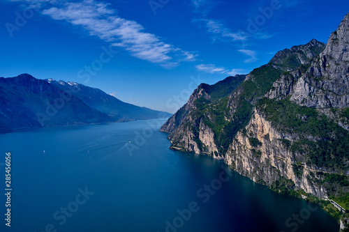 Fotografie Panorama of Lake Garda surrounded by mountains in Riva del Garda, Italy