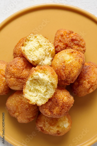 Obraz na płótnie Cottage cheese balls doughnuts is jam-packed with jelly filling on yellow plate w salonie