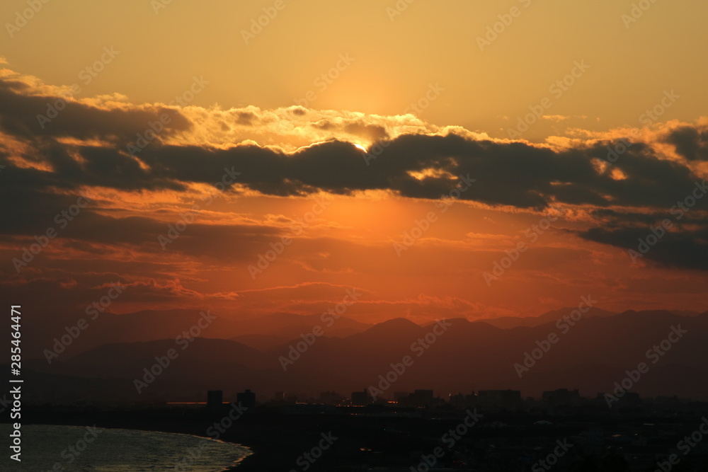 江ノ島で夕日が沈む、日本