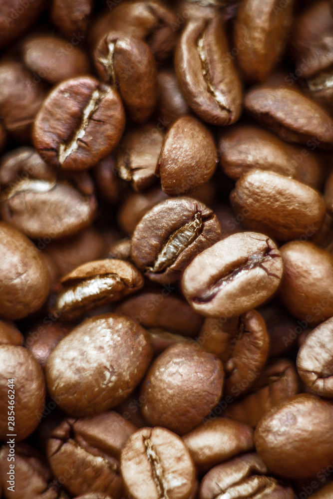 Naklejka premium Roasted coffee beans heap background