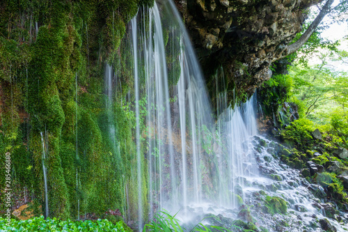 夏の乗鞍高原 岩から迸る湧水の滝