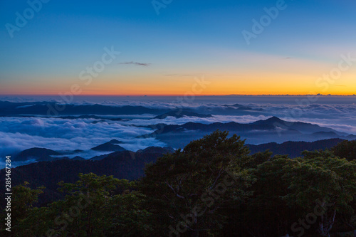 夜明けの大台ケ原山から朝日と雲海