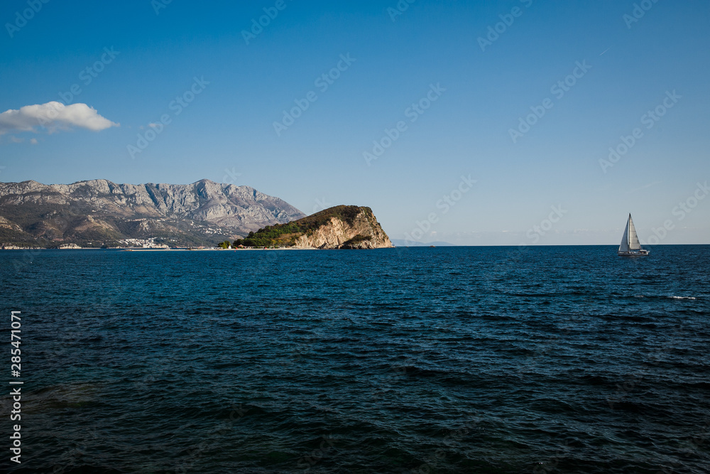 Naklejka premium seascape with big blue mountain