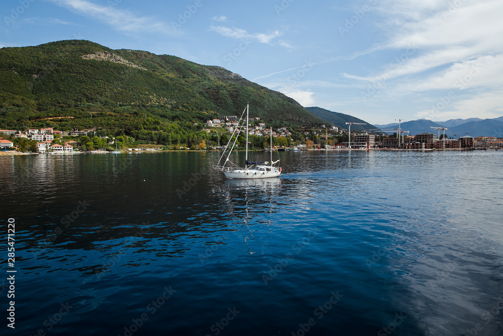 Obraz premium drift boat on a background of mountains