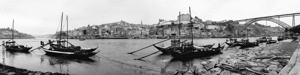 Fototapeta Czarno-białe statki w portowym porcie w Porto