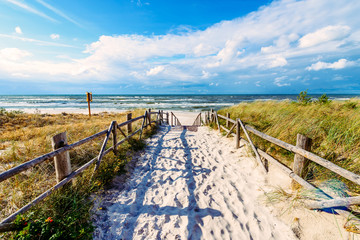 Fototapete Abstieg zum Strand Sandstrand im Dorf Lubiatowo am Meer  © bubutu