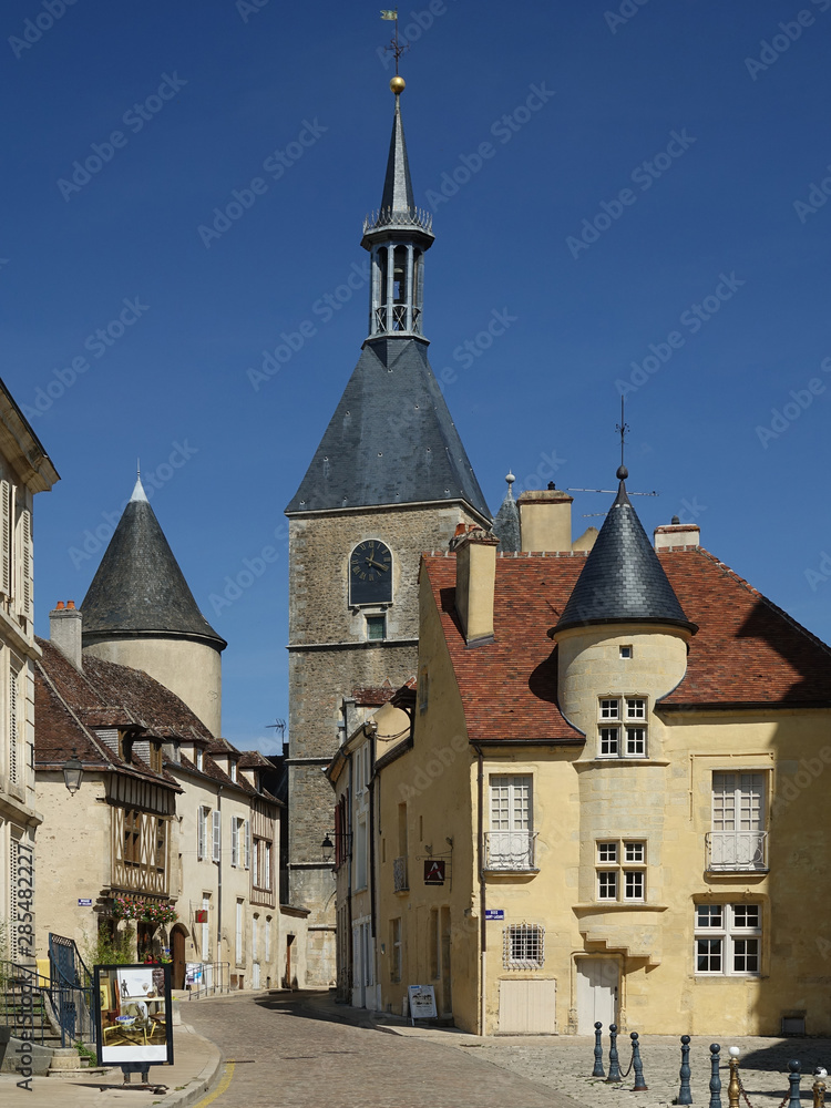 Obraz premium vue de la rue Bocquillot depuis la place de l'église St Lazare à Avallon dans l'Yonne