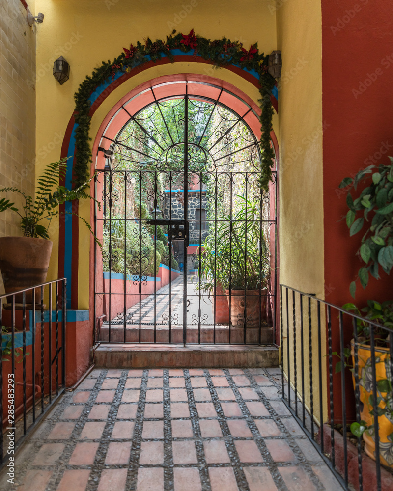 Naklejka premium Arched entrance gate in San Miguel de Allende