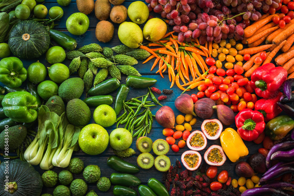 Naklejka Różne świeże owoce i warzywa płasko leżały na blacie stołu, różne świeże warzywa organiczne do zdrowego i dietetycznego jedzenia