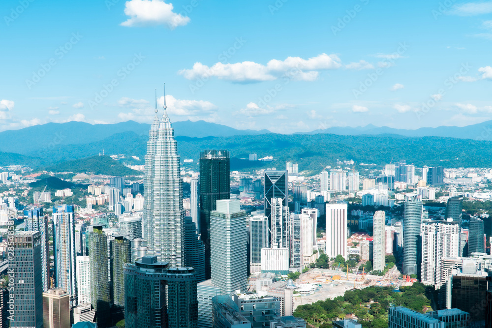Obraz premium Kuala Lumpur, Malaysia. 13 February 2019: Kuala Lumpur city skyline with garden, Malaysia Bright blue sky