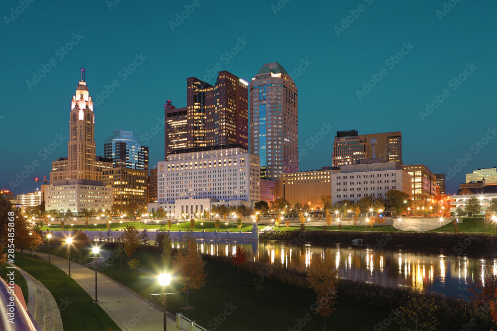Naklejka premium Centrum miasta Columbus w stanie Ohio o zmierzchu