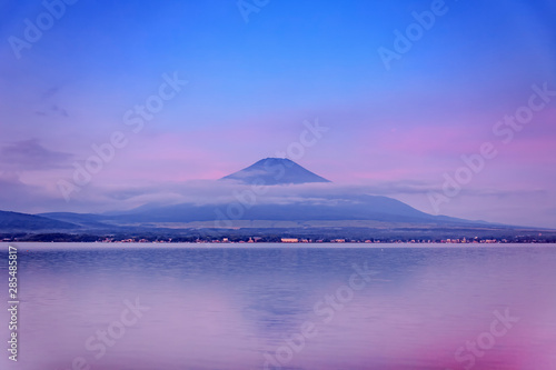 朝焼け雲と富士山