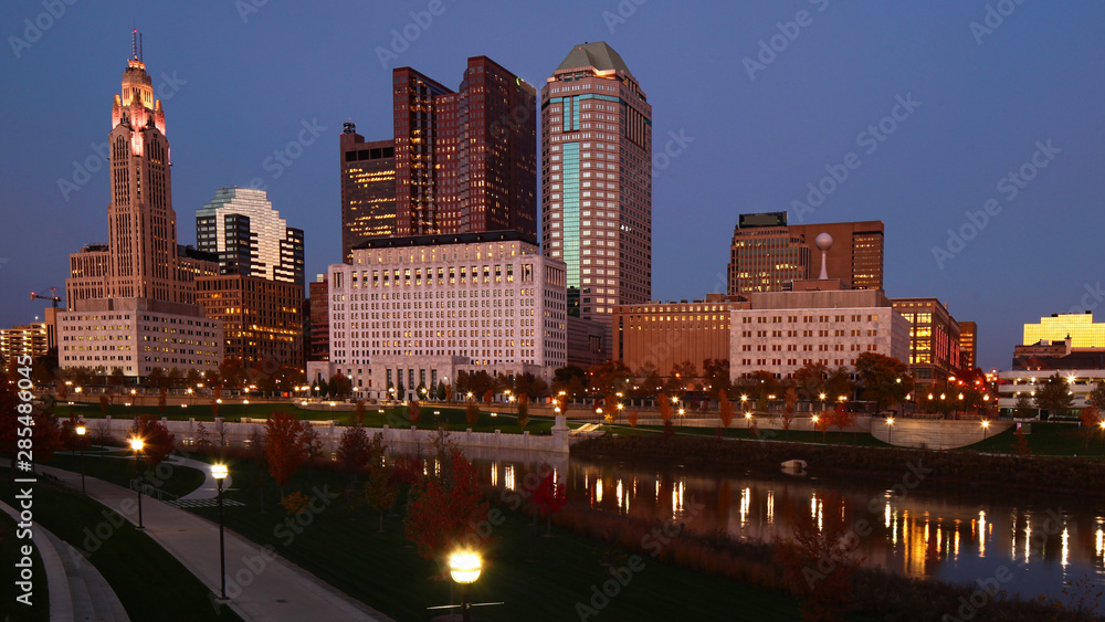 Naklejka premium Columbus, Ohio city center at dusk