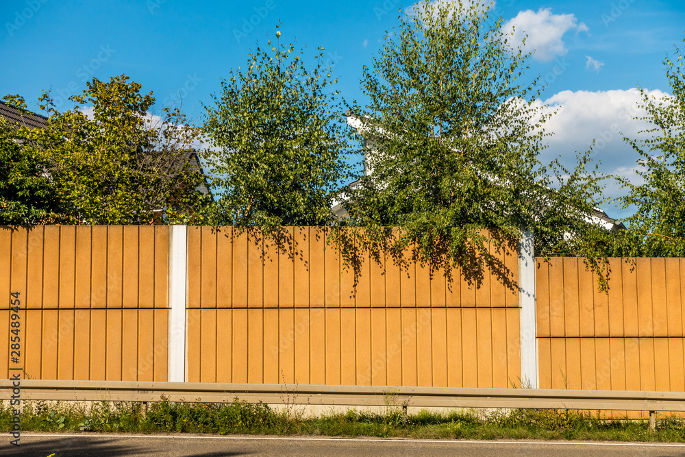 Neu erbaute Lärmschutzwand Neu erbaute Lärmschutzwand