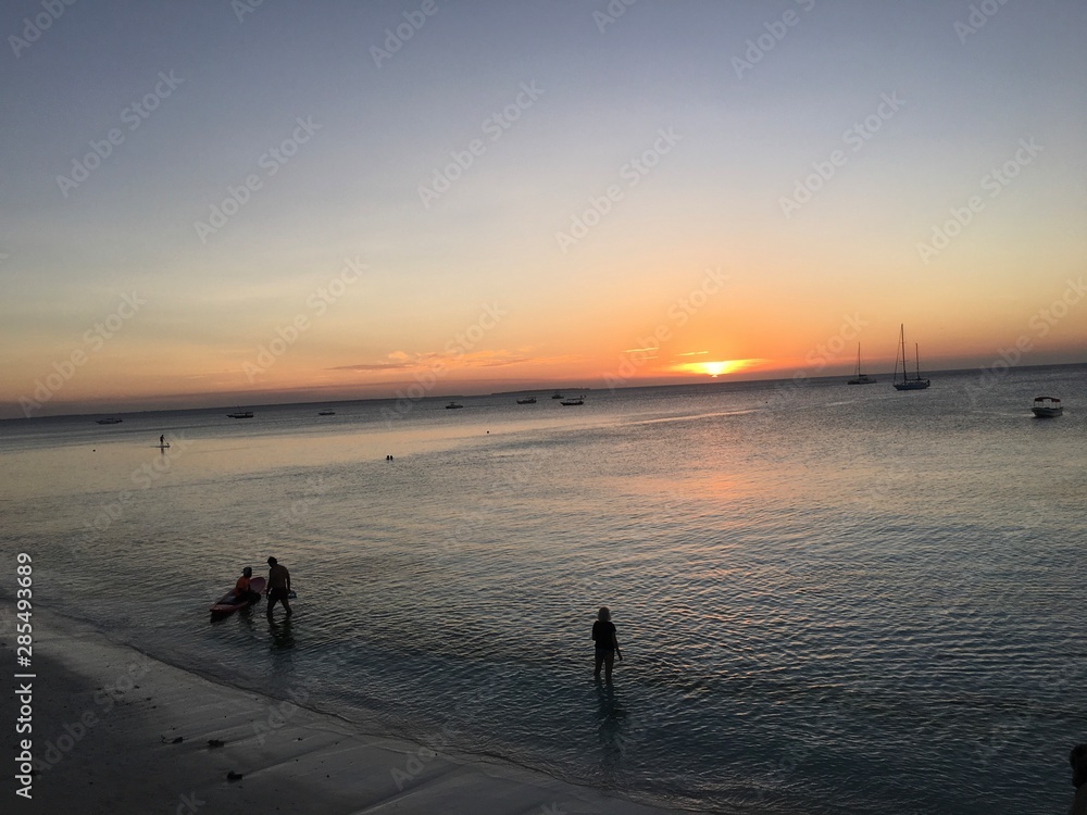 Fototapeta premium silhouette of man on beach at sunset