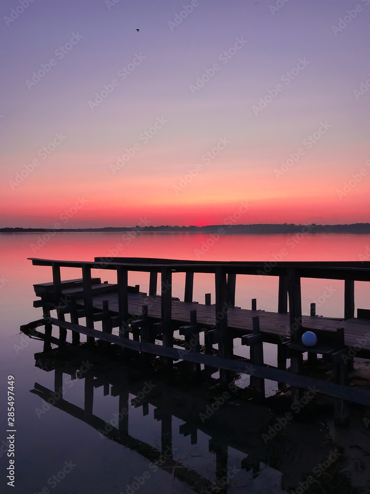Obraz premium Empty wooden bridge at sunset. Soft sunlight
