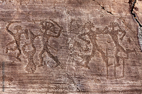 Immagine che mostra incisioni rupestri di guerrieri in lotta photo