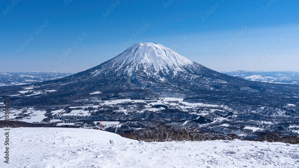 Winter Yotei Niseko Snow Mountain with clear sky  - obrazy, fototapety, plakaty 