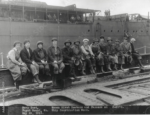 American women shipbuilders during World War 1. May 29 photo