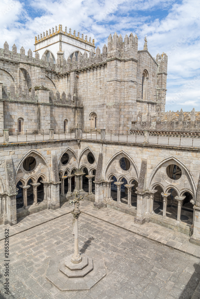 Cloître de la Cathédrale de Porto, Portugal