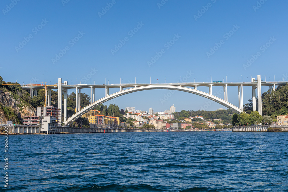 Vue sur le pont da Arrábida à Porto, Portugal