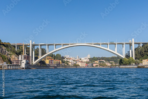 Vue sur le pont da Arrábida à Porto, Portugal © Pierre Violet
