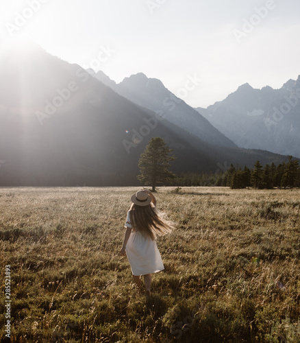 Fotografiet woman in grand teton national park