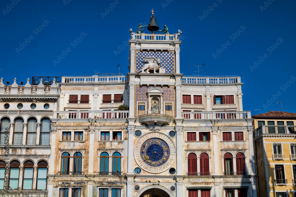 historische häuserzeile mit uhrturm am markusplatz in venedig, italien