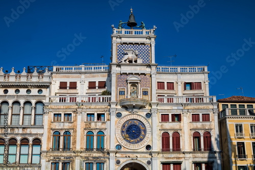Obraz na płótnie historische häuserzeile mit uhrturm am markusplatz in venedig, italien w salonie