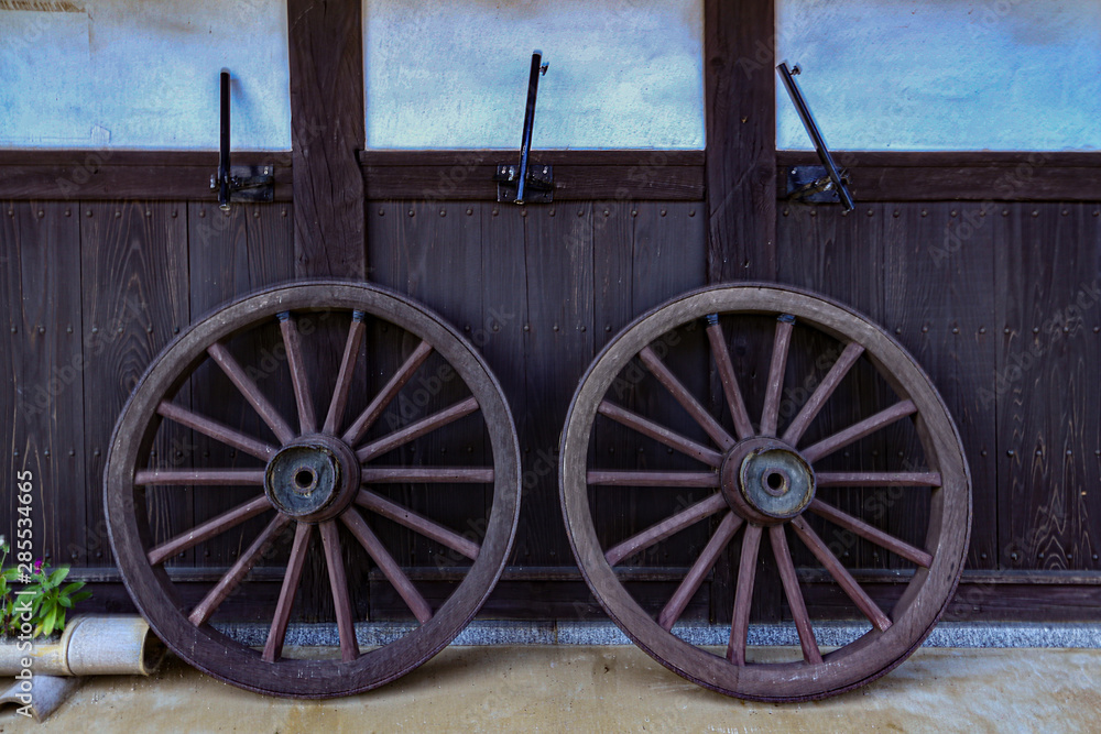 Obraz premium old wooden wheel