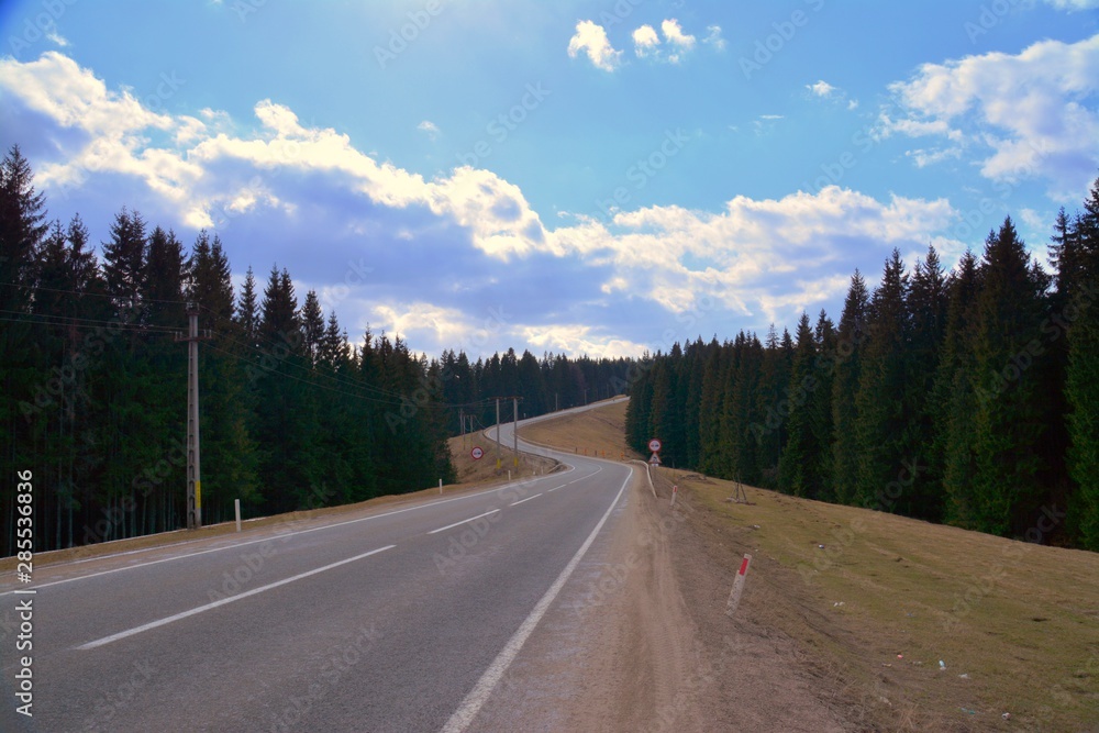 Naklejka premium road in the mountains