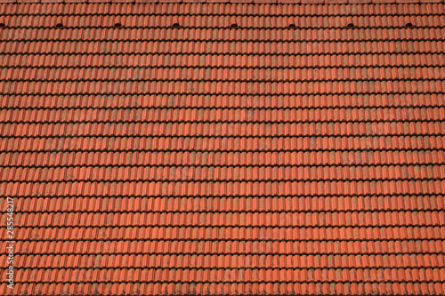 Oberfläche eines Daches aus roten Dachziegeln mit Verschmutzungen