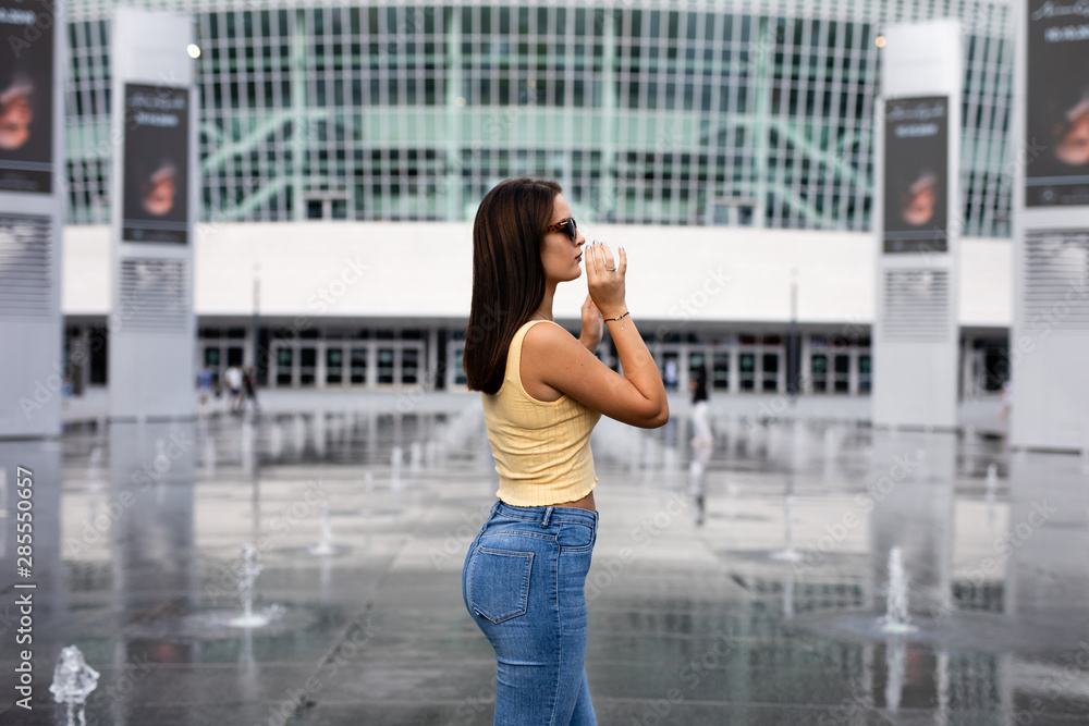 Fototapeta premium Frau in der Stadt