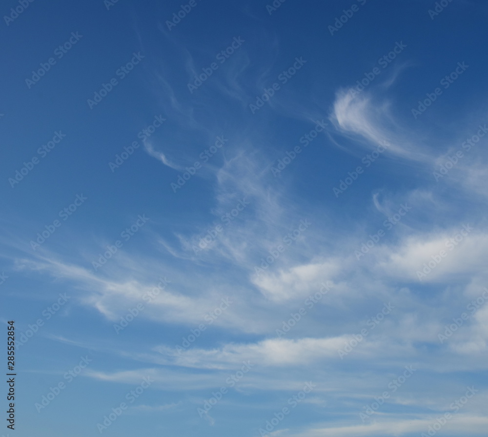 Schleierwolken - weiße Wolken am blauen Himmel - Schönwetterwolken Schleierwolken - weiße Wolken am blauen Himmel - Schönwetterwolken