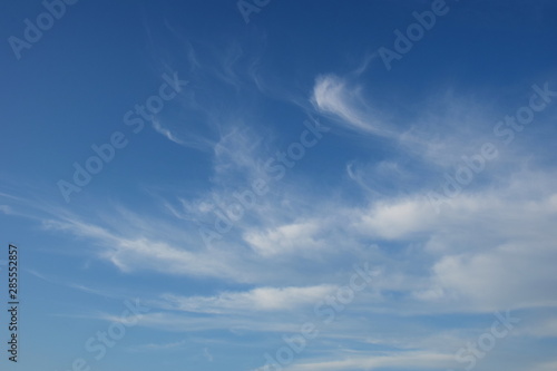 Wolkenbilder vor blauen Himmel