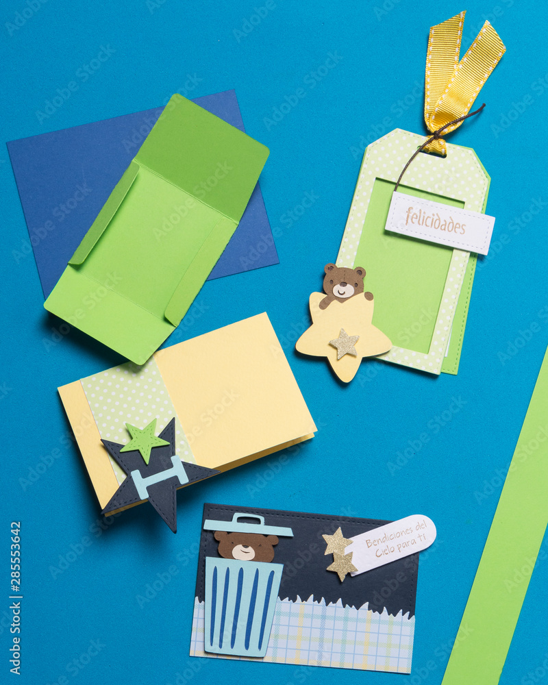Proyecto de scrapbook de tarjetas y sobres con figuras y colores para niñas.  Vista desde arriba de figuras de pájaros y buhos. Stock Photo