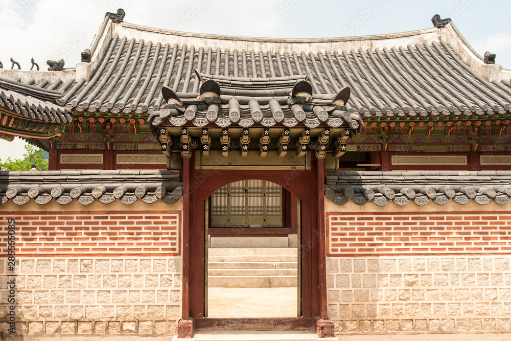 Fototapeta premium Gate in the Gyeongbokgung royal palace complex, Seoul, South Korea