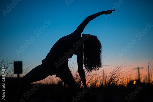 Φωτογραφία The silhouette of an unrecognizable woman practicing tai chi, yoga and minfulnes