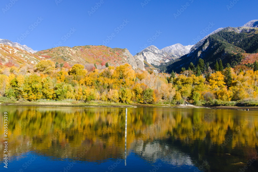 Naklejka premium Góry Wasatch odzwierciedlone w dolnym zbiorniku Bells Canyon w pobliżu Sandy w stanie Utah