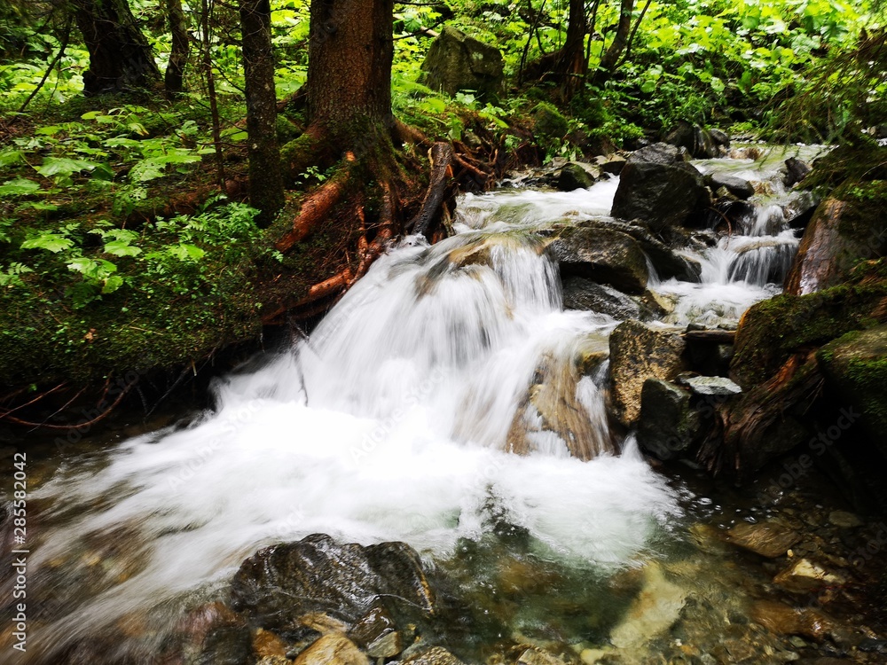 frisches Trinkwasser - Quellwasser aus den Bergen frisches Trinkwasser - Quellwasser aus den Bergen