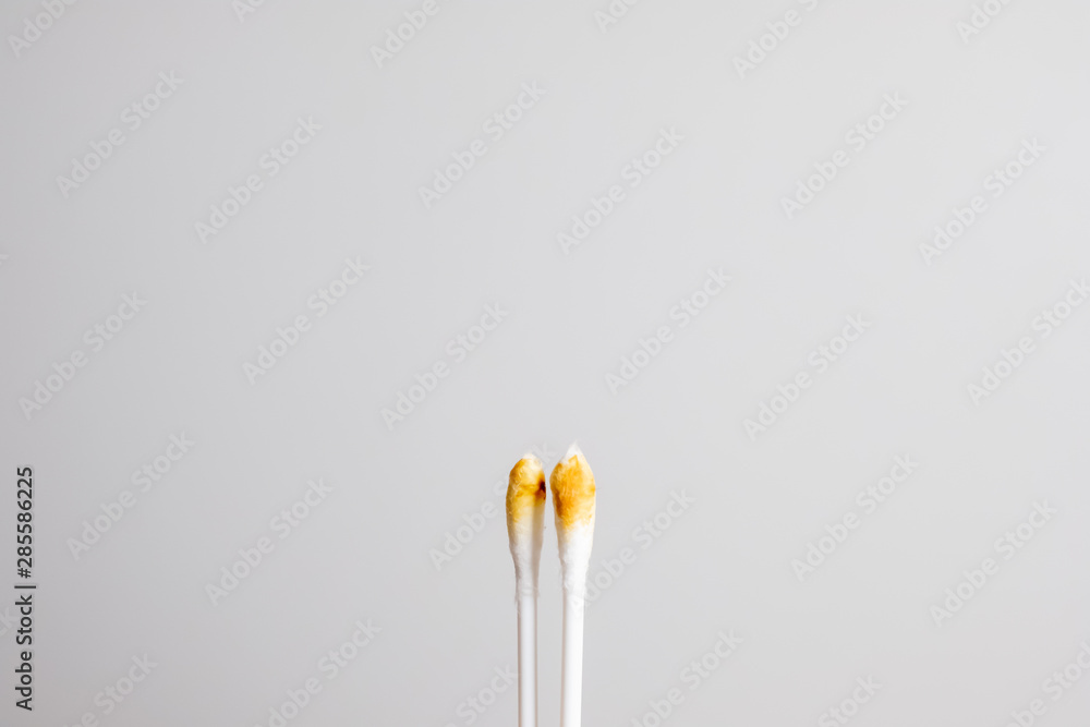 earwax on the wood spins the ears and earwax on the stick, both ears on the left side, right side earwax on the wood spins the ears and earwax on the stick, both ears on the left side, right side