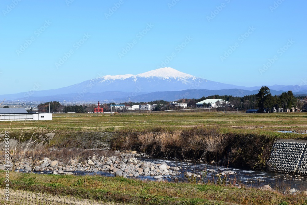Fototapeta premium 鳥海山（出羽富士）／ 山形県の最高峰、標高2,236mの鳥海山（ちょうかいさん）です。日本百名山、日本百景、日本の地質百選に選定されている活火山で、山頂に雪が積もった姿が富士山にそっくりなため、出羽富士（でわふじ）と呼ばれ親しまれています。