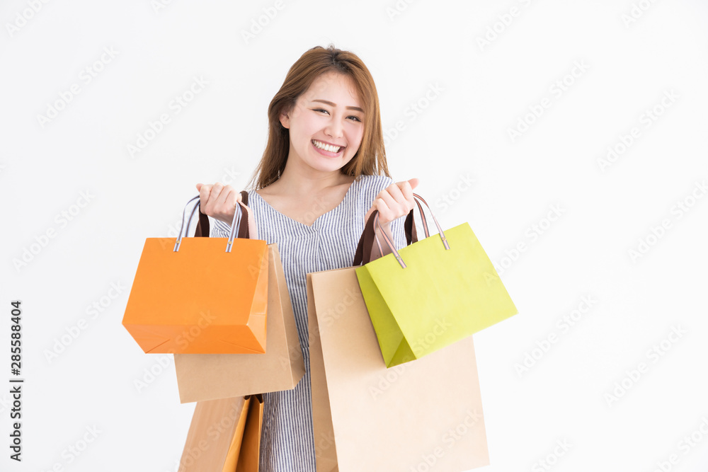 買い物をする女性