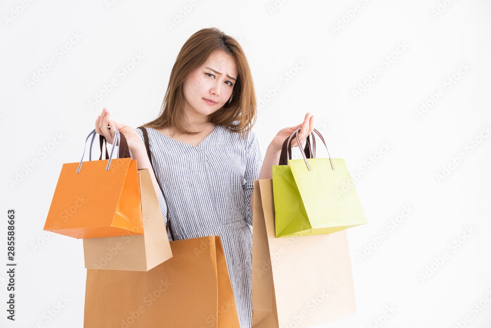 買い物をする女性 困る 買い物をする女性 困る