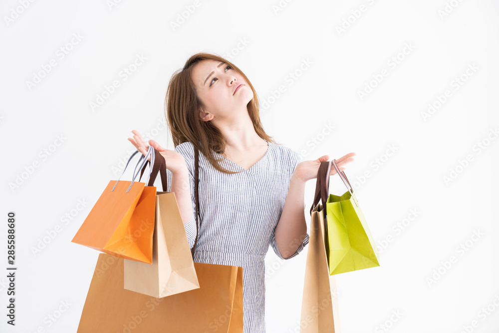 買い物をする女性 困る 買い物をする女性 困る