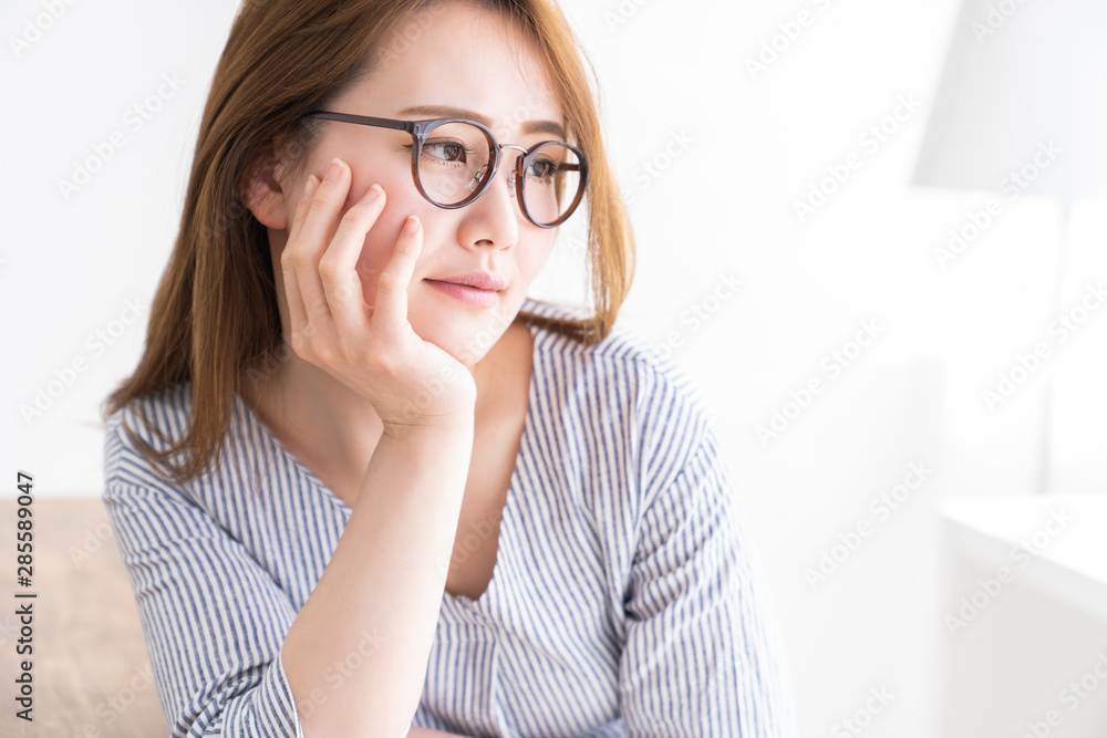 リラックスする女性 リラックスする女性