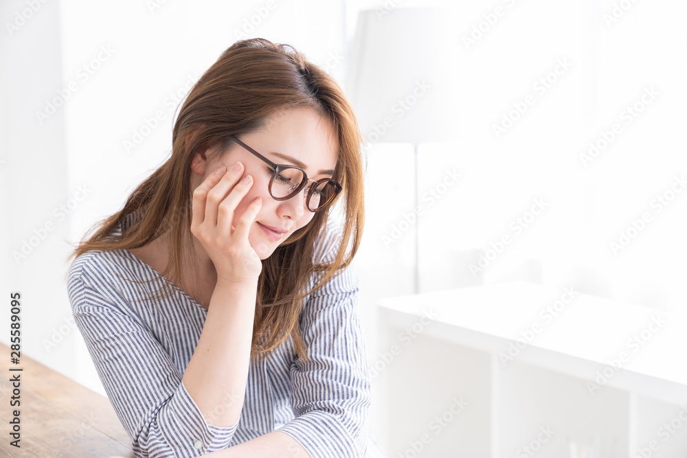 リラックスする女性 リラックスする女性
